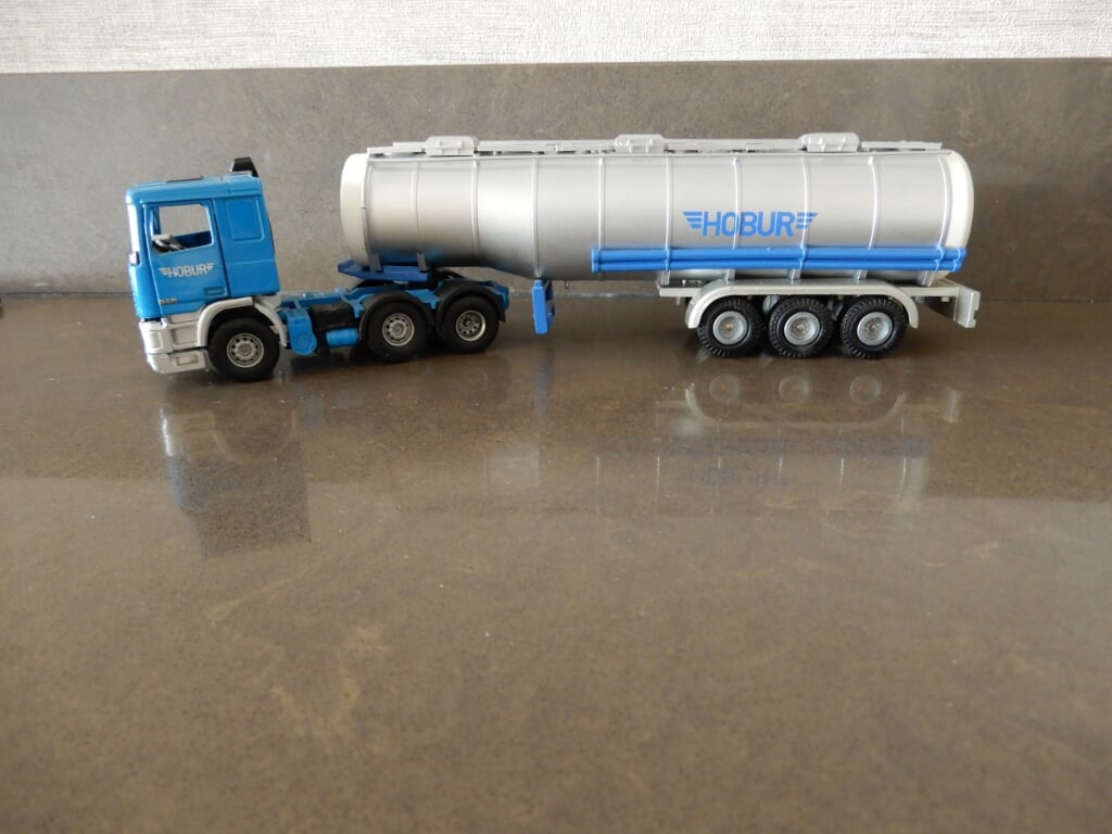 Tekno Daf 95 truck 3 asser met HOBUR tankoplegger.