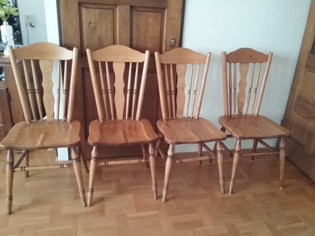 4  eiken stoelen.