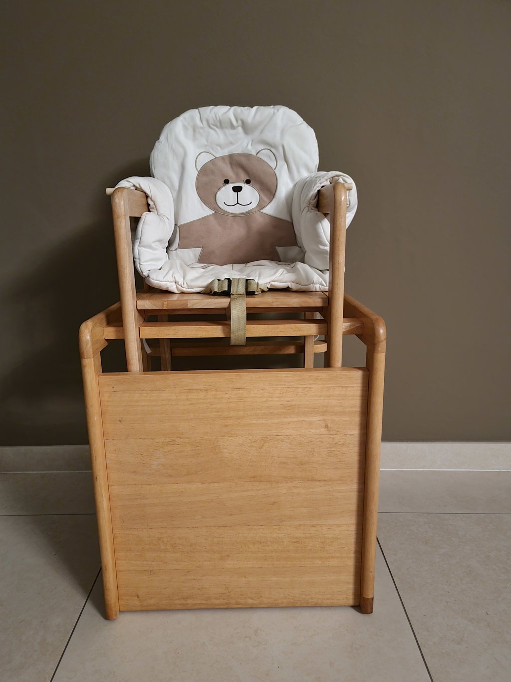 Houten baby stoel met afneembare tafelpanel