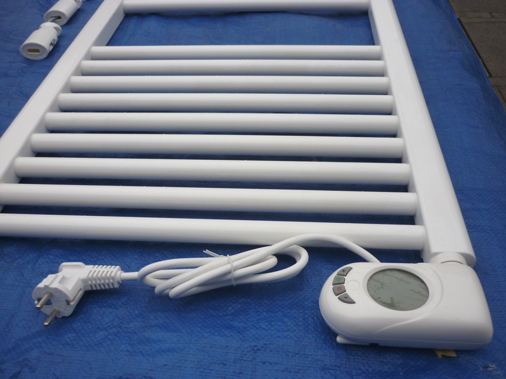 Elektrische badhanddoek radiator met regelbare temperatuur.