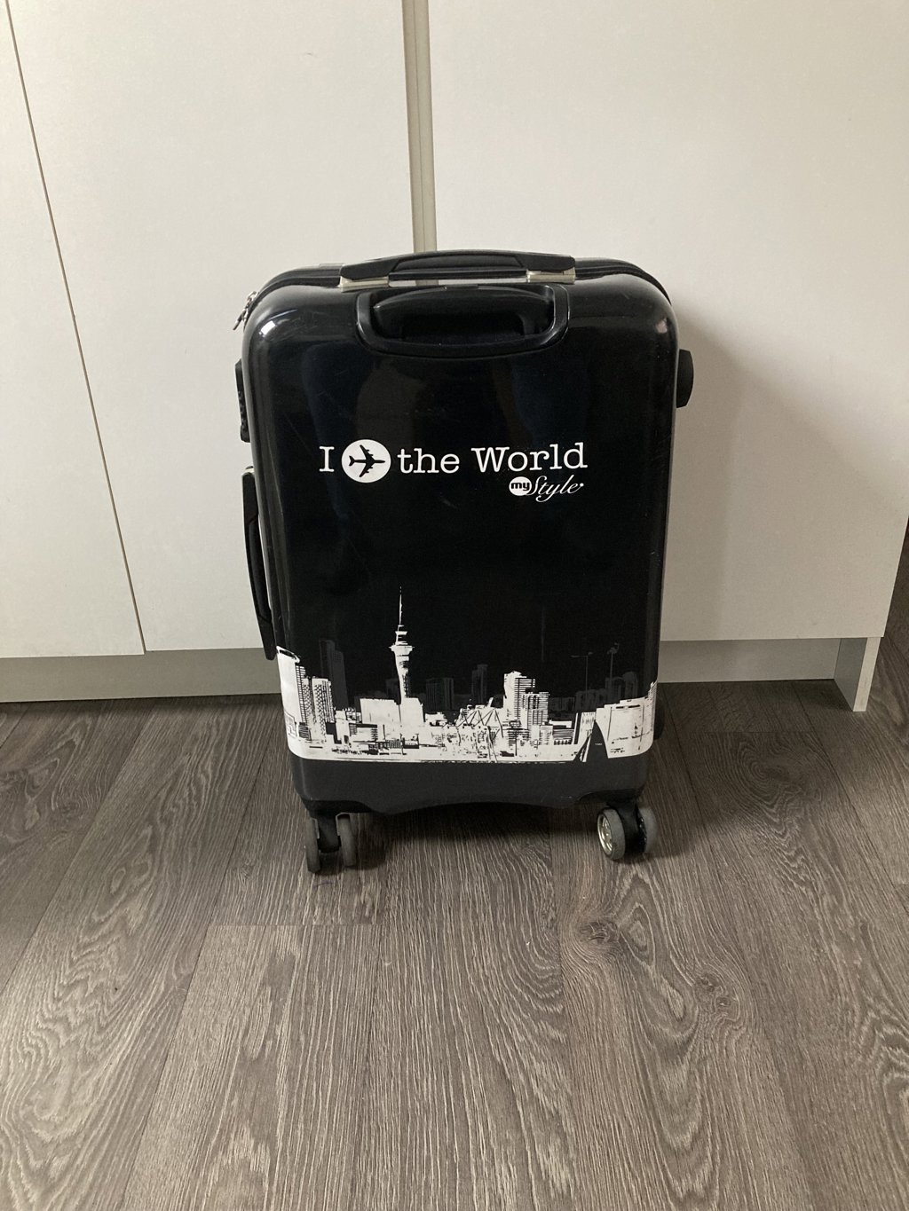 Mooie zwarte koffer met tekst I Fly the World
