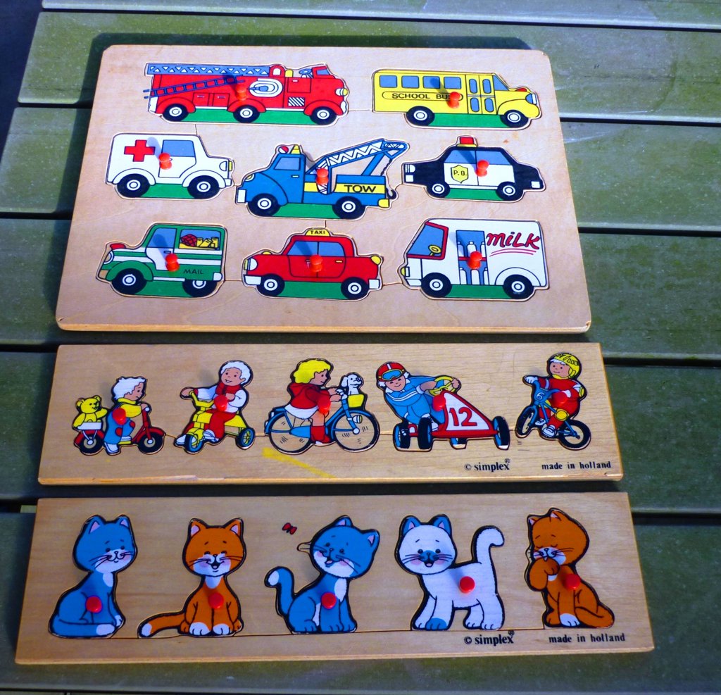 Drie houten puzzels Kinderpuzzels met knopjes.