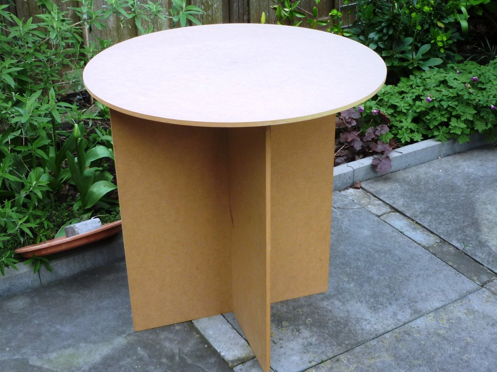 tafel hout rond 60 cm is uit elkaar te halen  Voor niets op te halen, gratis