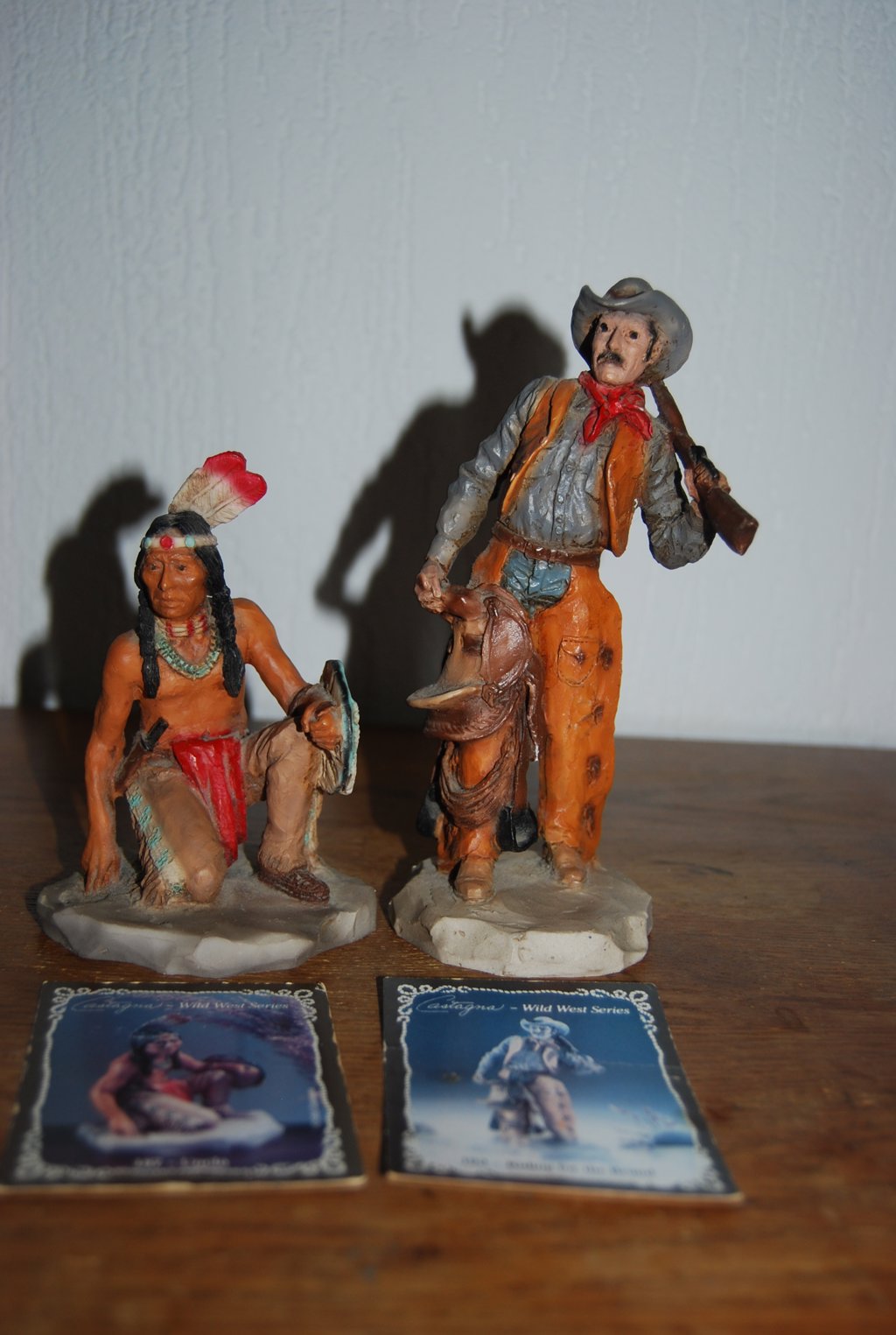 2 houten beeldjes, indiaan en cowboy