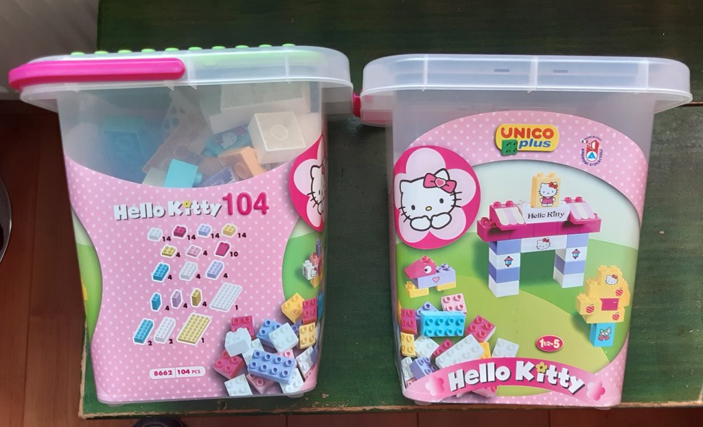 Hello Kitty twee emmertjes met bouwstenen