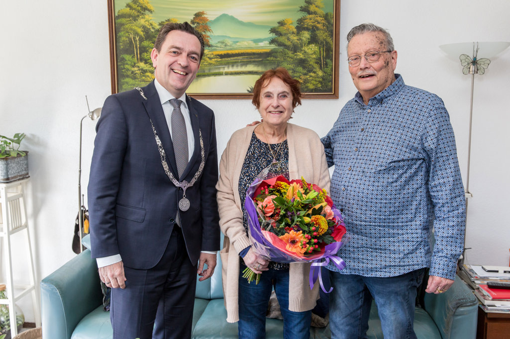 Burgemeester Bezuijen heeft  een bezoek gebracht aan het 60-jarig bruidspaar Van der Leij-Bavius. 
