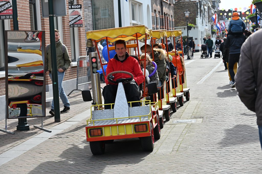 Ook het treintje rijdt op Koningsdag. Foto: Gerard van Warmerdam