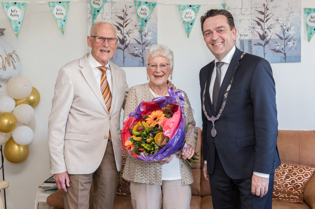 Burgemeester Bezuijen heeft een bezoek gebracht aan het 60-jarig bruidspaar Roos-Letterman.