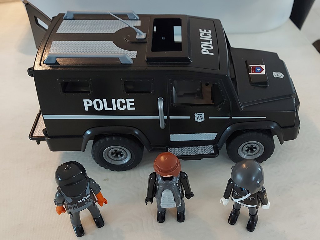 Politie auto met agenten