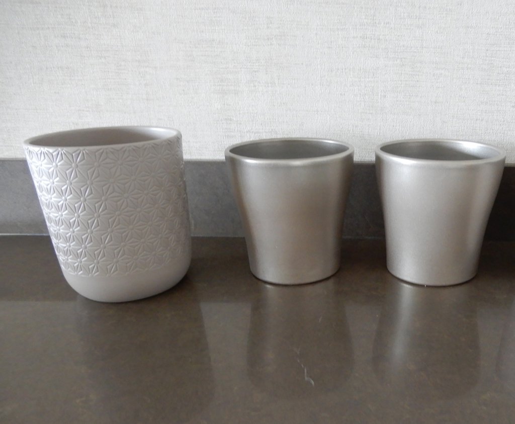Als nieuw 3 mooie bloempotten kleur taupe