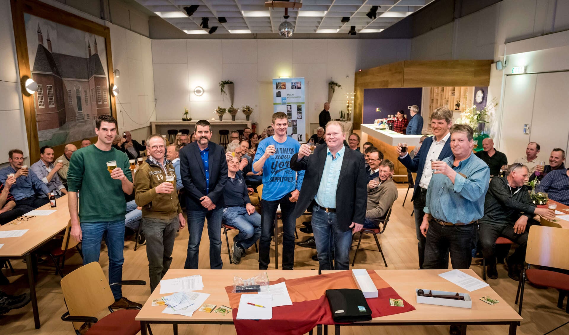 Het nieuwe bestuur van LTO Noord afdeling Westerkwartier heft het glas. Midden met colbert is de voorzitter, Henk Hulshoff. Foto Geert Job Sevink (beschrijving is niet bedoeld als fotobijschrift)