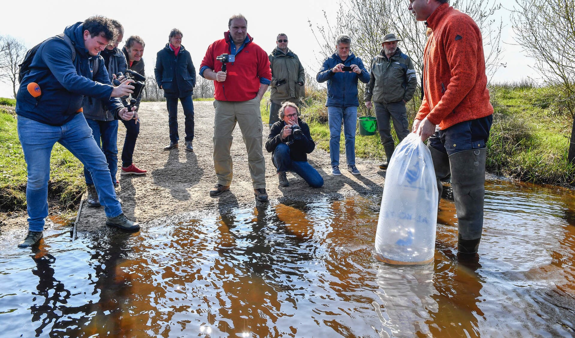 14 april 2019- uitzetten zeeforel in beken bij Lieveren .
Beelden rechte beek bij Marum.Dezbeek wordt binnen kort gemeanderd door SBB.