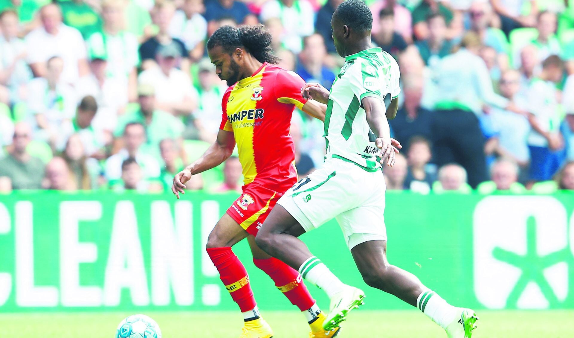 GRONINGEN, Euroborg Stadium, 21-08-2022 , season 2022 / 2023 , Dutch Eredivisie. during the match Groningen - Go Ahead Eagles. Groningen Neraysho Kasanwirjo and Go Ahead player Rashaan Fernandes