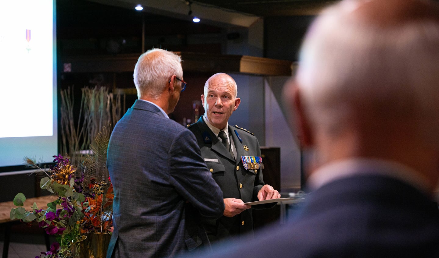 Kolonel Harold de Jong reikt medaille uit