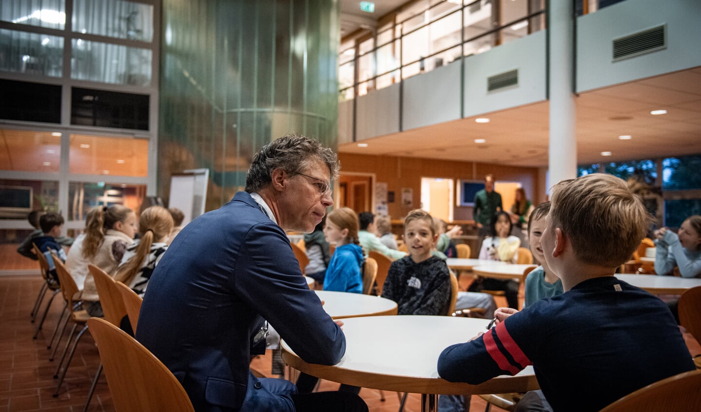 Burgemeester Ard van der Tuuk ontbijt met leerlingen van CBS De Windroos uit Zuidhorn