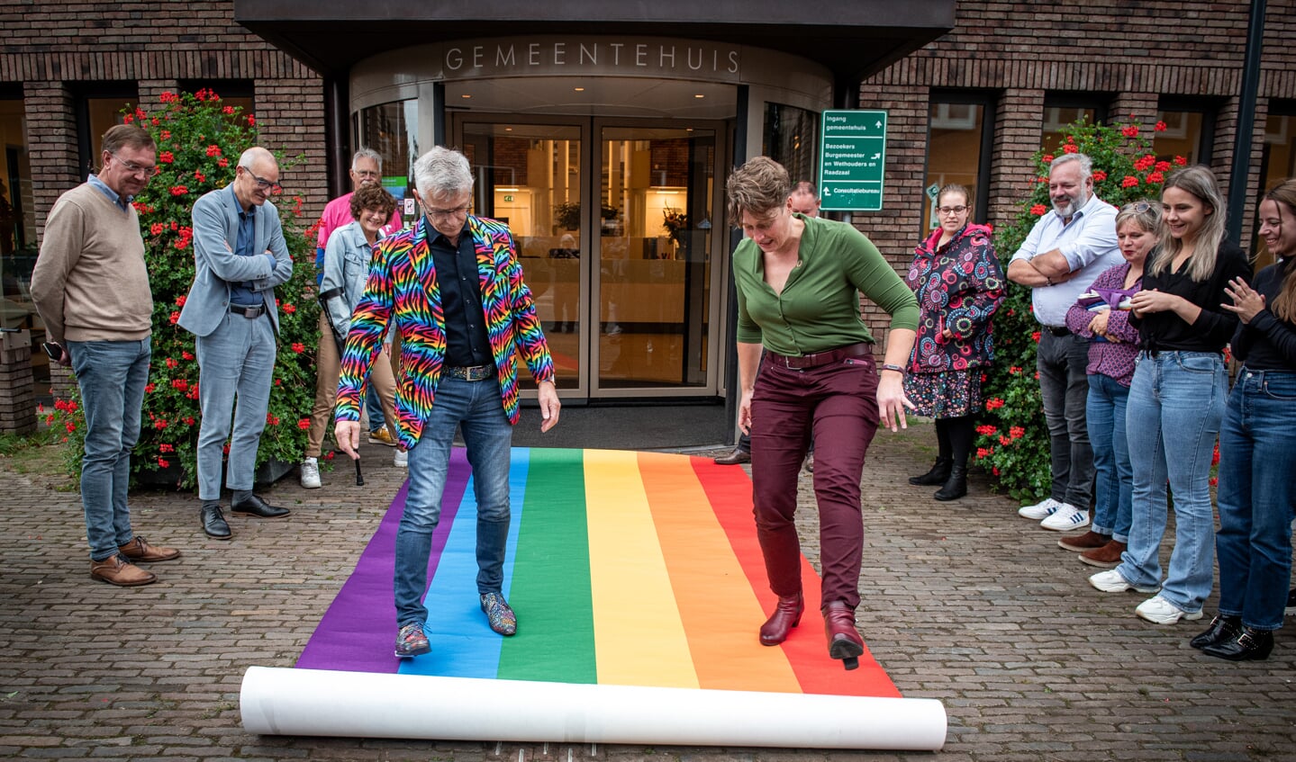 Wethouder Kirsten Ipema rolt de regenboogloper uit.