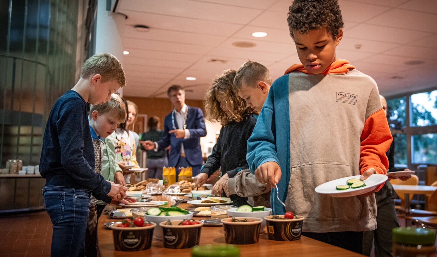 Burgemeester Ard van der Tuuk ontbijt met leerlingen van CBS De Windroos uit Zuidhorn