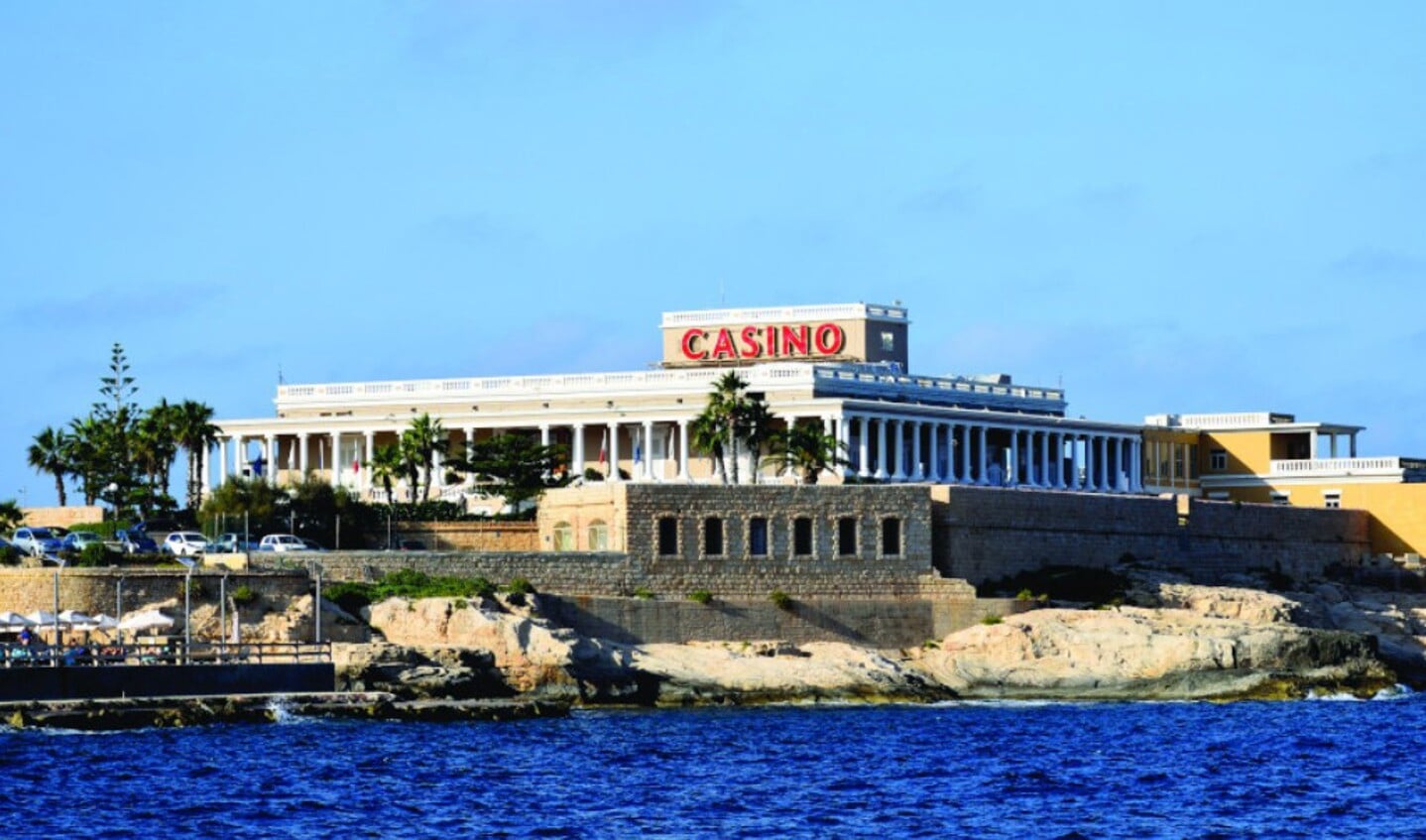 alt: foto van de buitenkant dragonara casino