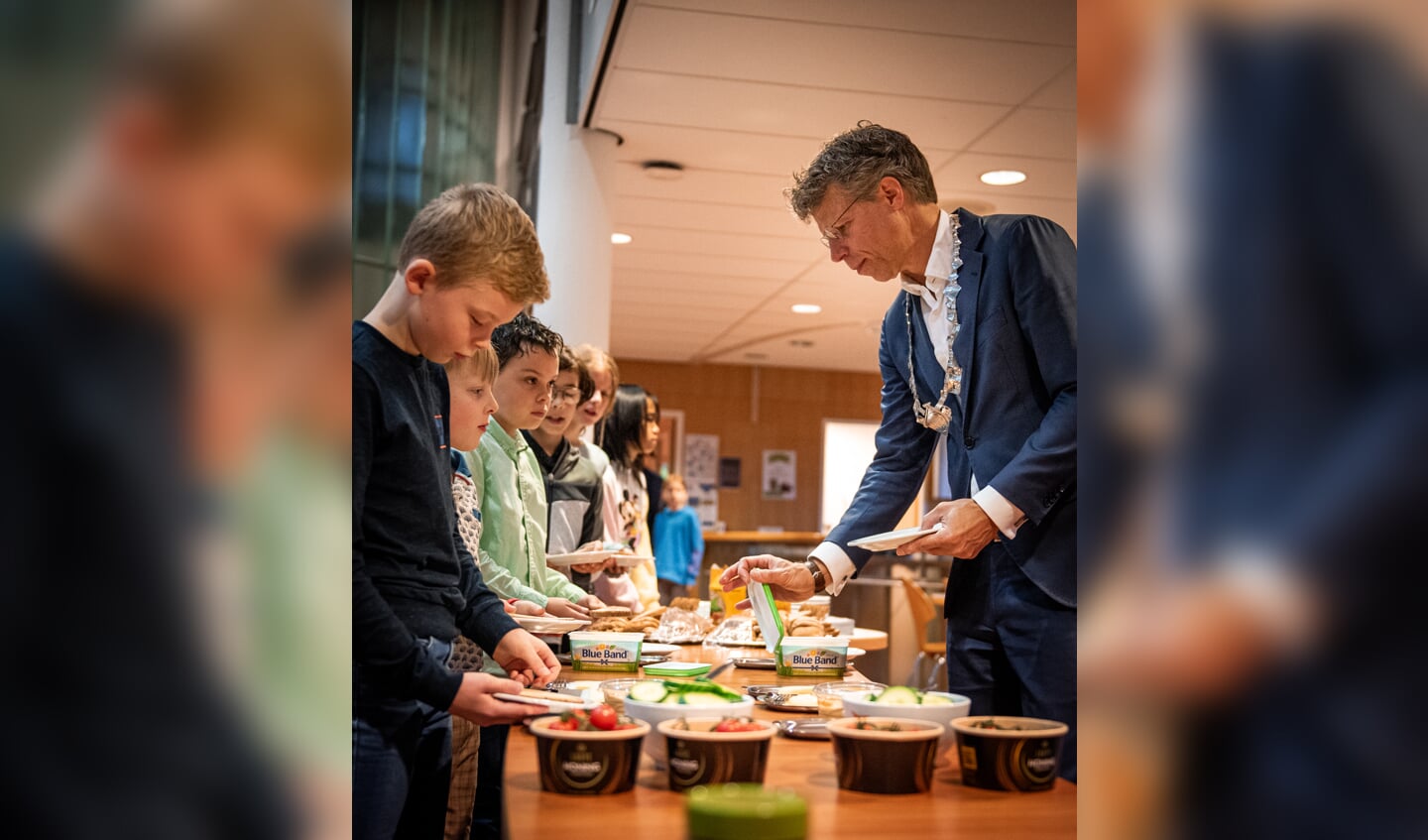 Burgemeester Ard van der Tuuk ontbijt met leerlingen van CBS De Windroos uit Zuidhorn