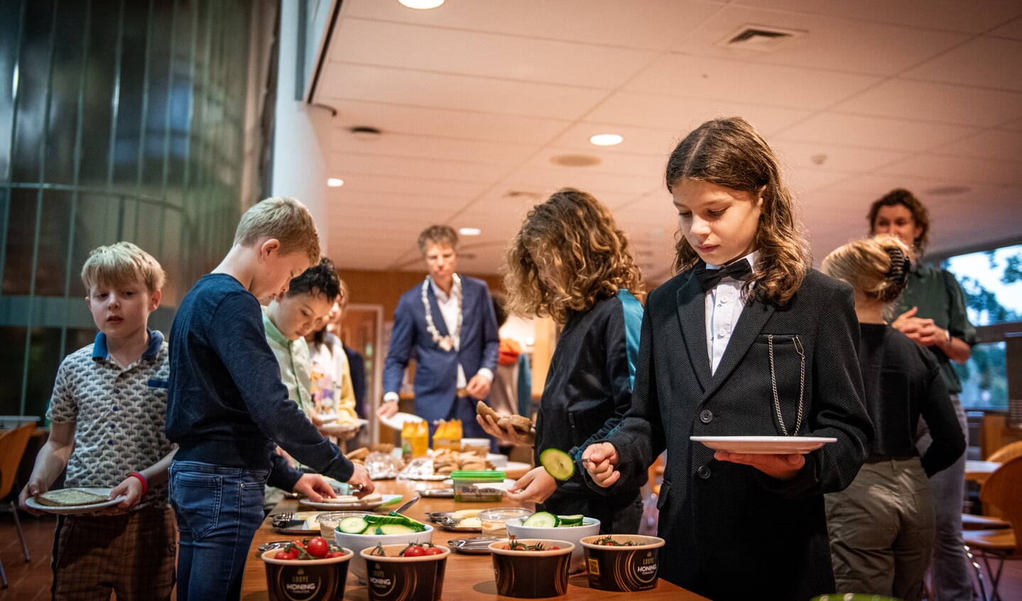 Burgemeester Ard van der Tuuk ontbijt met leerlingen van CBS De Windroos uit Zuidhorn