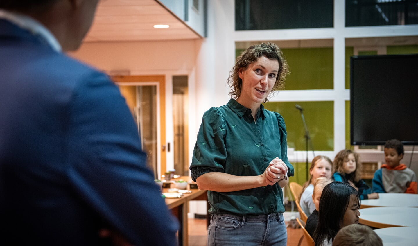 Burgemeester Ard van der Tuuk ontbijt met leerlingen van CBS De Windroos uit Zuidhorn