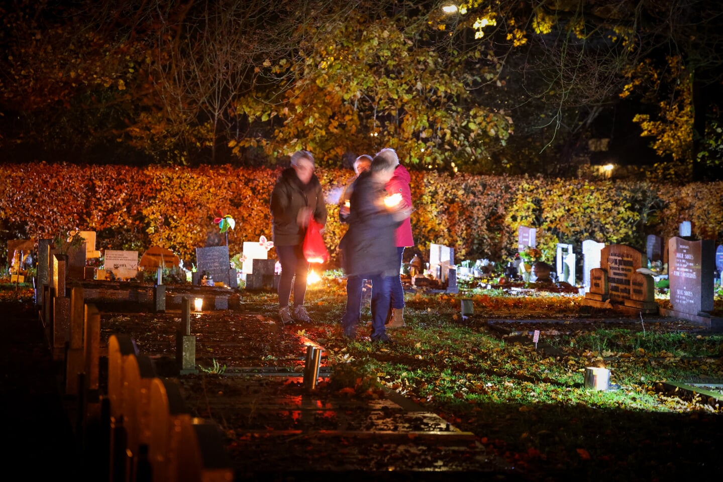 Lichtjesavond op de begraafplaats in Vries