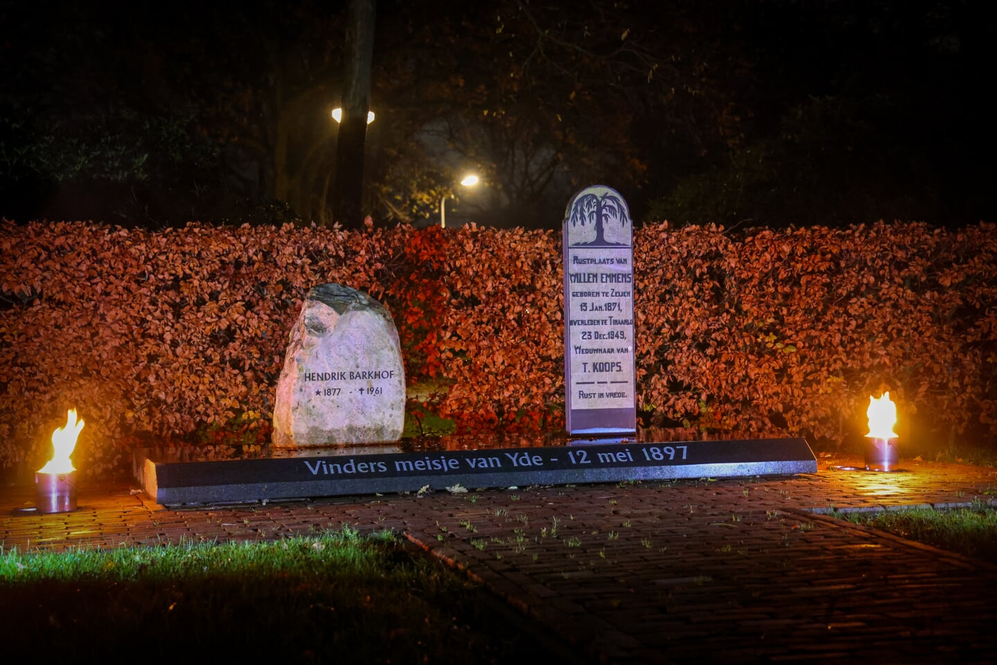 Lichtjesavond op de begraafplaats in Vries