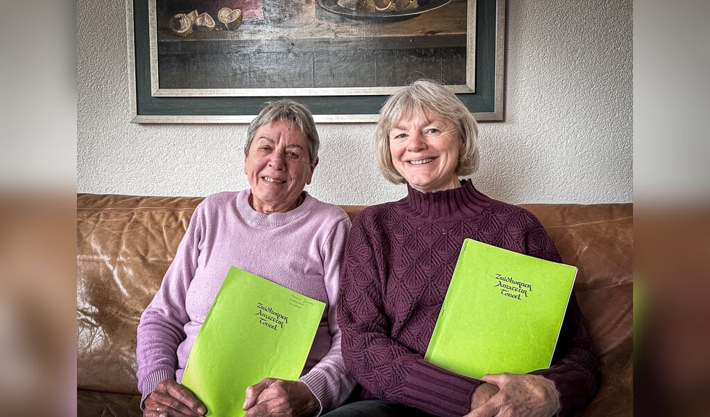 Hannie Jansma (links) en Jannie Tiessens zijn al sinds de oprichting van het Zuidhorner Amateur Toneel lid van de vereniging.