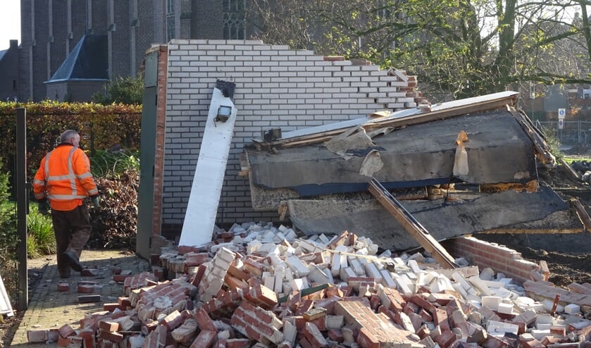 Vrijdag is de garage van het dekenaat aan de Einstraat gesloopt voor de nieuwbouw van het museum op het Mgr. Goumansplein.
