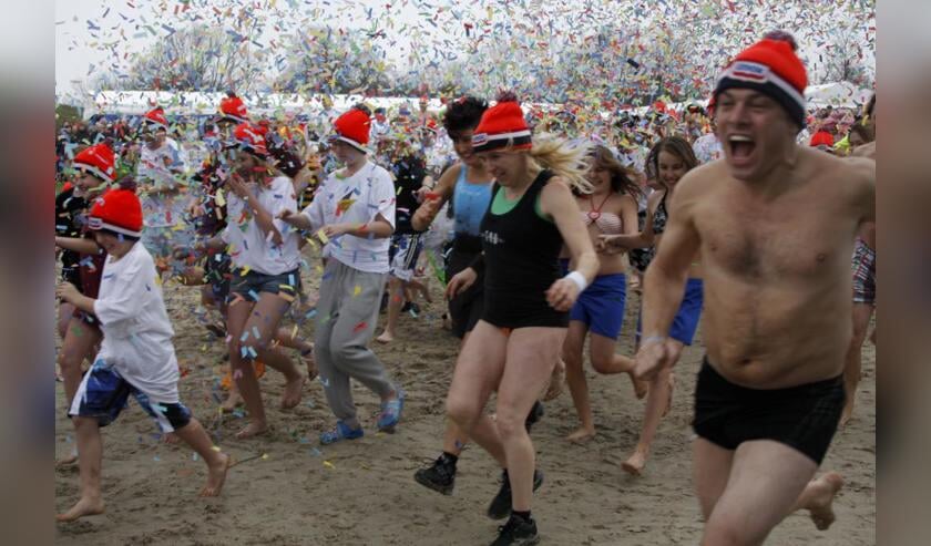 De nieuwjaarsduik in Horst is populair.