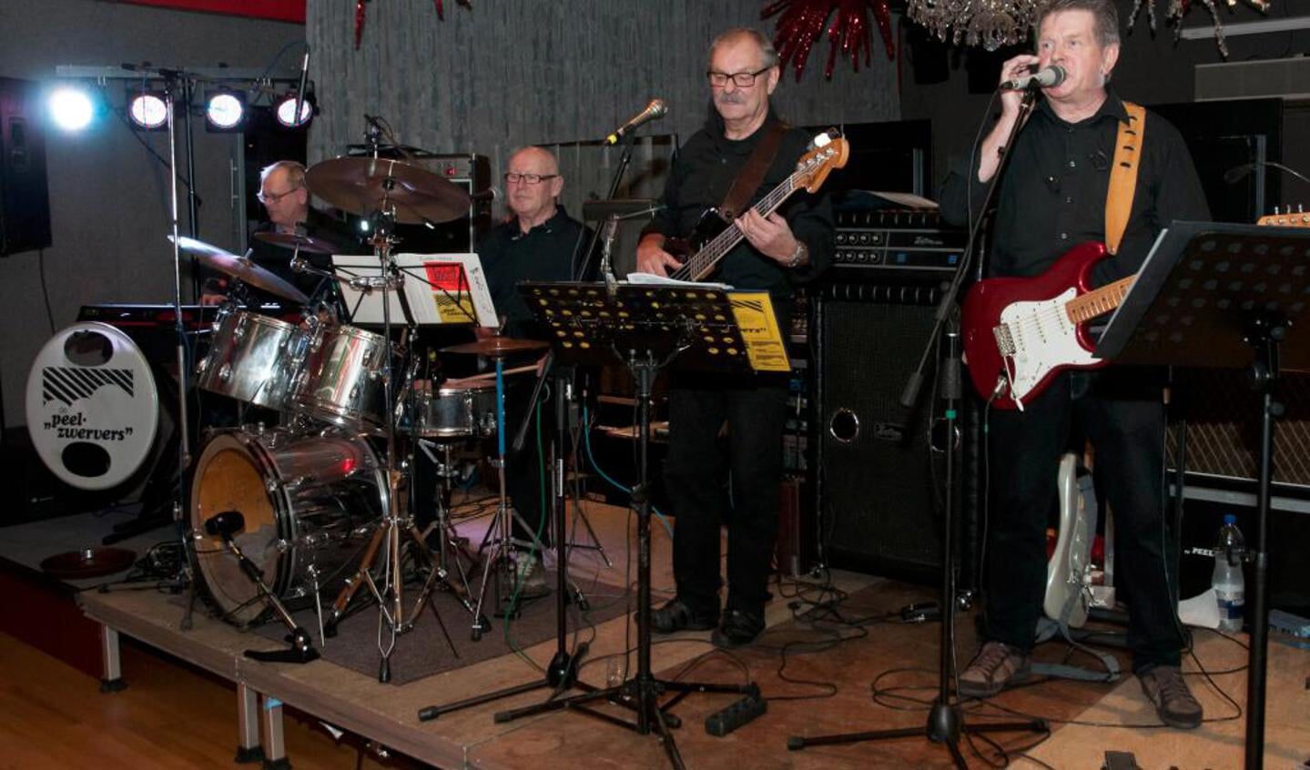 Het orkest De Peelzwervers verzorgde zondag een optreden in Anno'54 in Venray. Foto: Lotte Kamphuis.