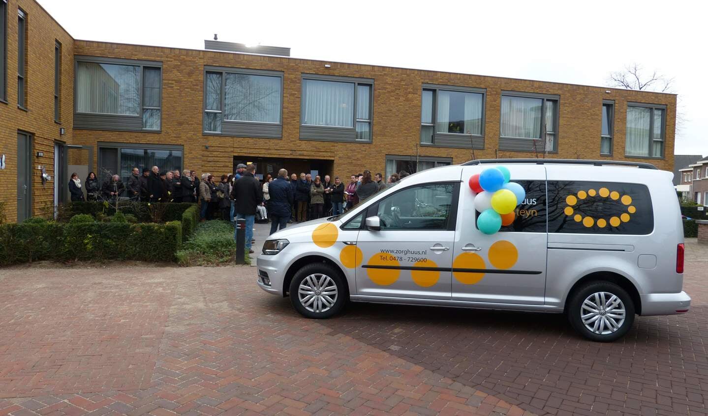 De aangepaste personenauto voor de bewoners van Os Thuus werd als verrassing gebracht.