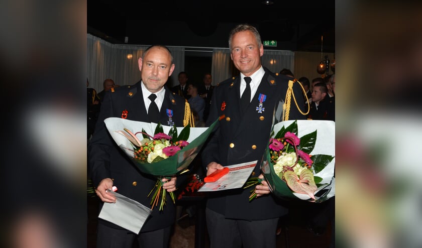 De twee jubilarissen werden in de bloemetjes gezet.