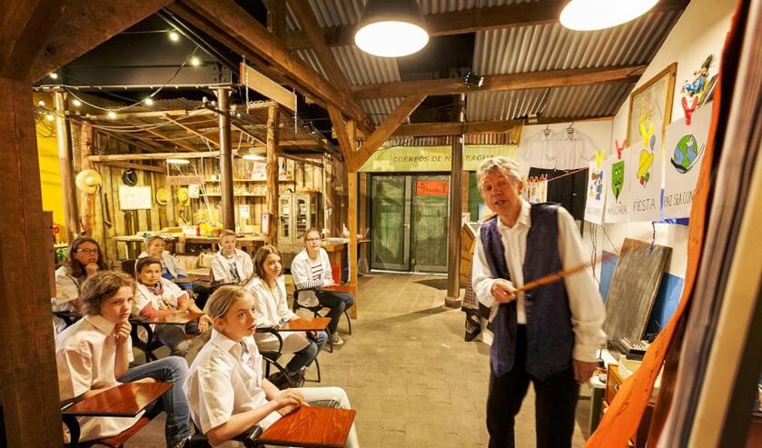 Scholieren op bezoek in het Wereldpaviljoen. Foto: Studio Zebra Venlo/Egon Notermans.