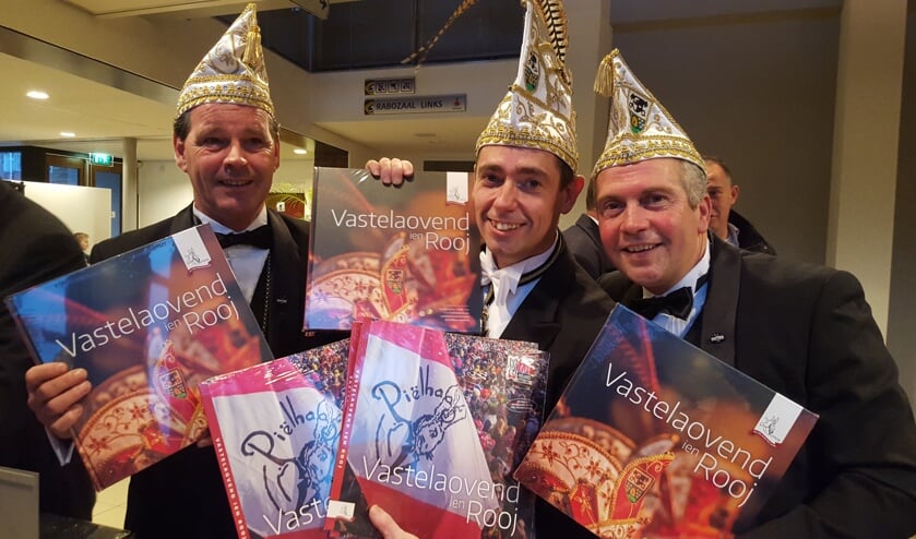 Het afscheid nemende trio met jubileumboek en -cd.