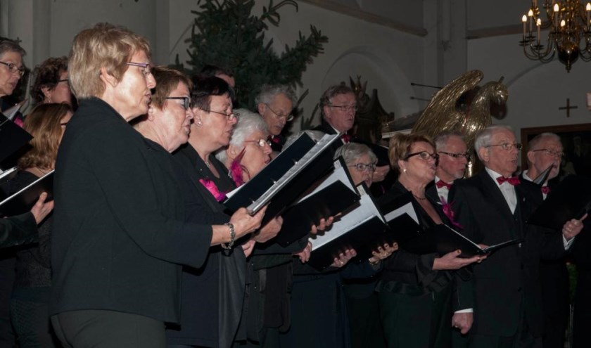Zingen rond de kerststal is populair. Foto: Lotte Kamphuis.