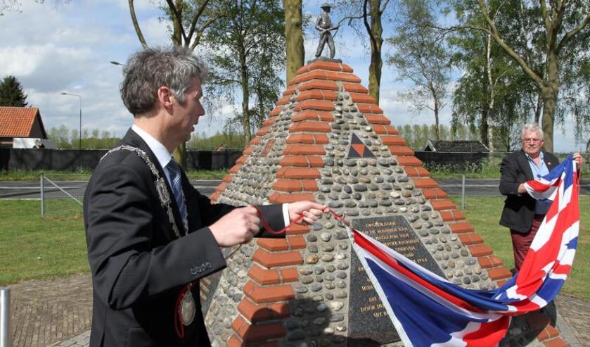In mei werd het in de nacht van zaterdag op zondag vernielde monument feestelijk onthuld. Foto: archief Peel en Maas.