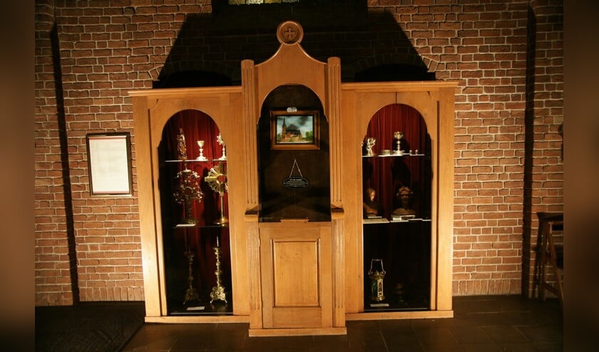 De als vitrine ingerichte biechtstoel.