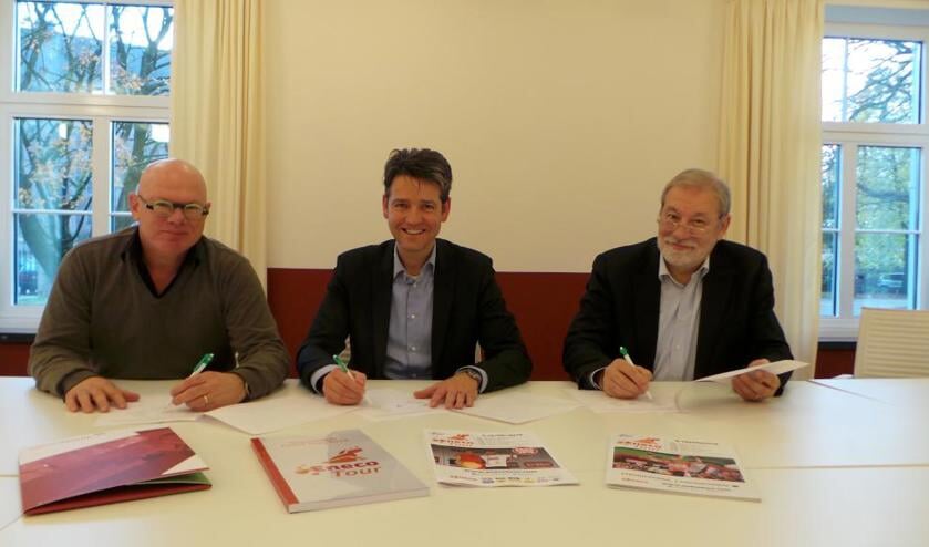 Van links naar rechts: Christ van den Munckhof van de Stichting Wielerpromotie Venray, wethouder Lucien Peeters en koersdirecteur Rob Discart.