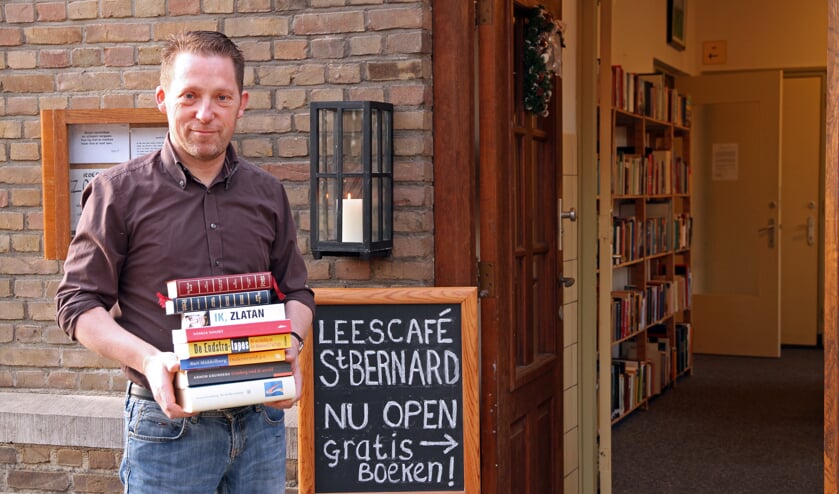 Maarten Streefkerk voor zijn leescafé op St. Anna in Venray.