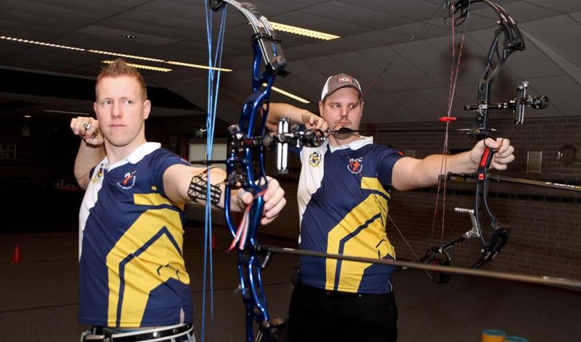 De handboogschutters Bas Tonnaer en Dylan Koonings (rechts). Foto: Rikus ten Brücke.