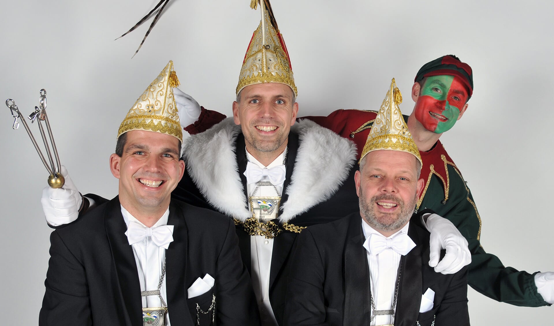 Prins Bart II samen met zijn adjudanten Roel en Coen en nar Eppo. Foto: Jos Euwes. 