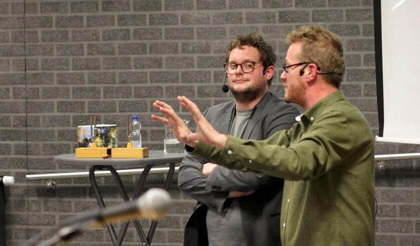 Diederik Jekel (links) en Jan van de Berg vertellen over de wondere wereld van de fysica. Foto: Rikus ten Brücke.