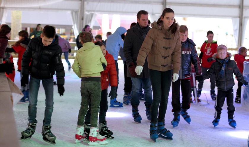 Circa 10.000 schaatsliefhebbers brachten een bezoek aan de ijsbaan op het Schouwburgplein. Foto: Rikus ten Brücke.