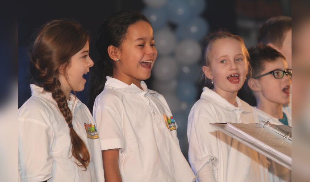 Kinderen van twee basisscholen zongen zondag tijdens Sing Along.