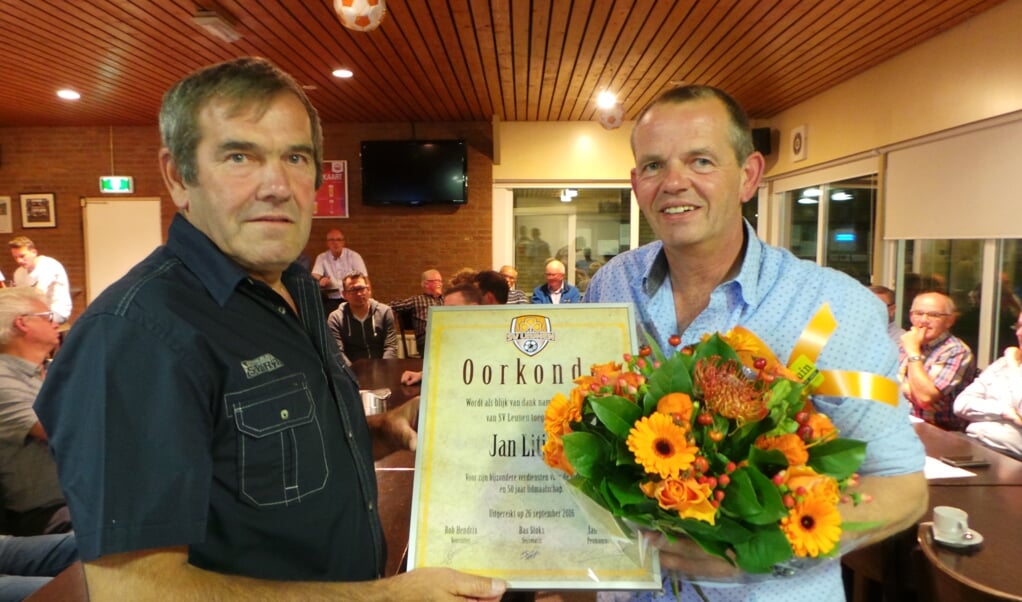 Gouden jubilaris Jan Litjens werd in het zonnetje gezet.