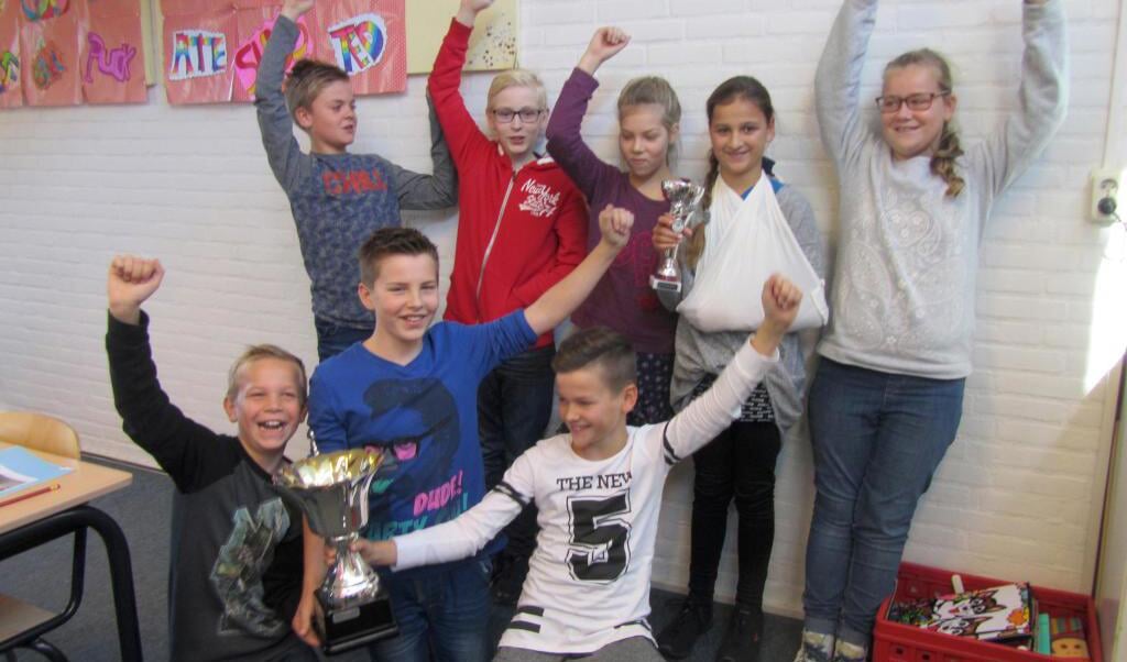 De winnende school De Meulebeek uit Oostrum met de Hennie Hoeijmakers-wisseltrofee.