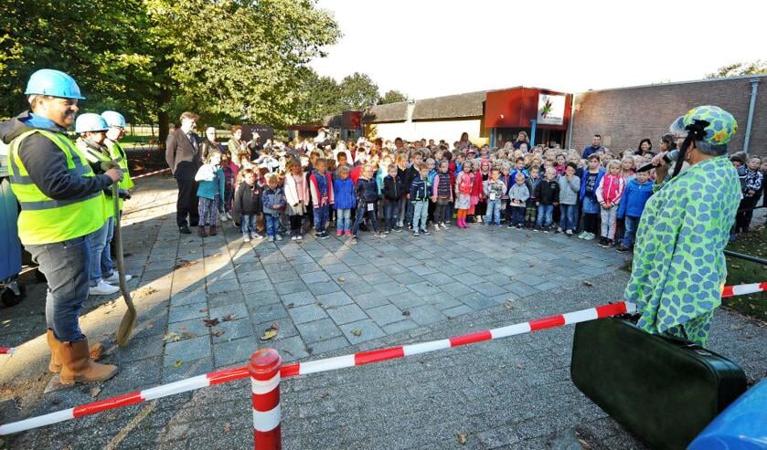 Omaatje kwam met een grote koffer vol verhalen en attributen naar Basisschool de Peddepoel in Wanssum.