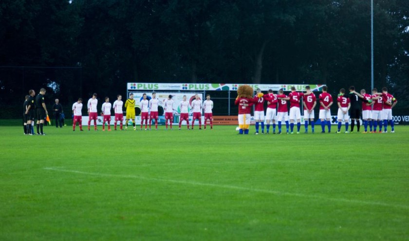 Venray en Volharding presenteren zich aan het publiek.