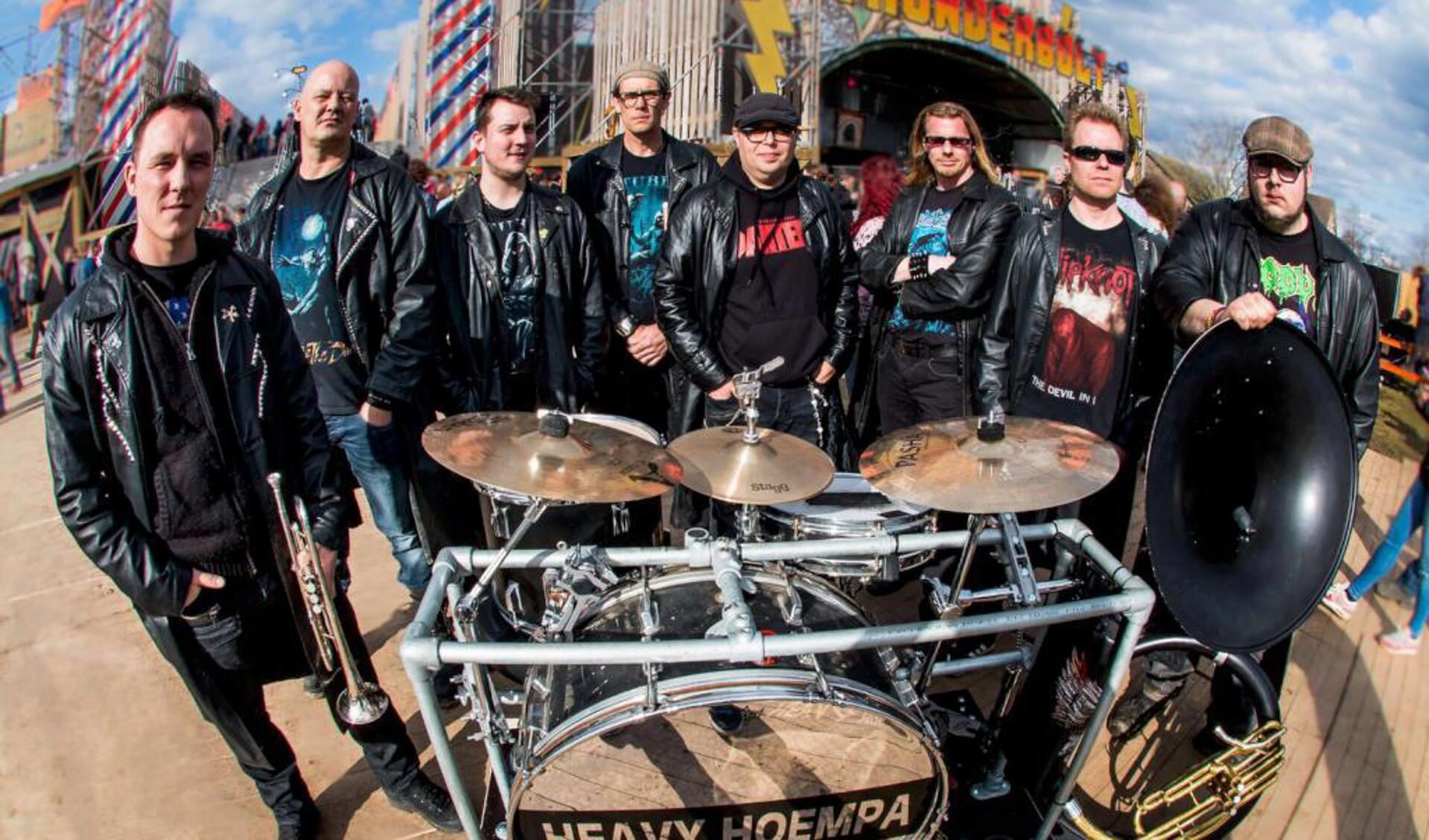 Leon Fleurkens, op de foto de vierde van links, samen met de andere leden van Heavy Hoempa. 